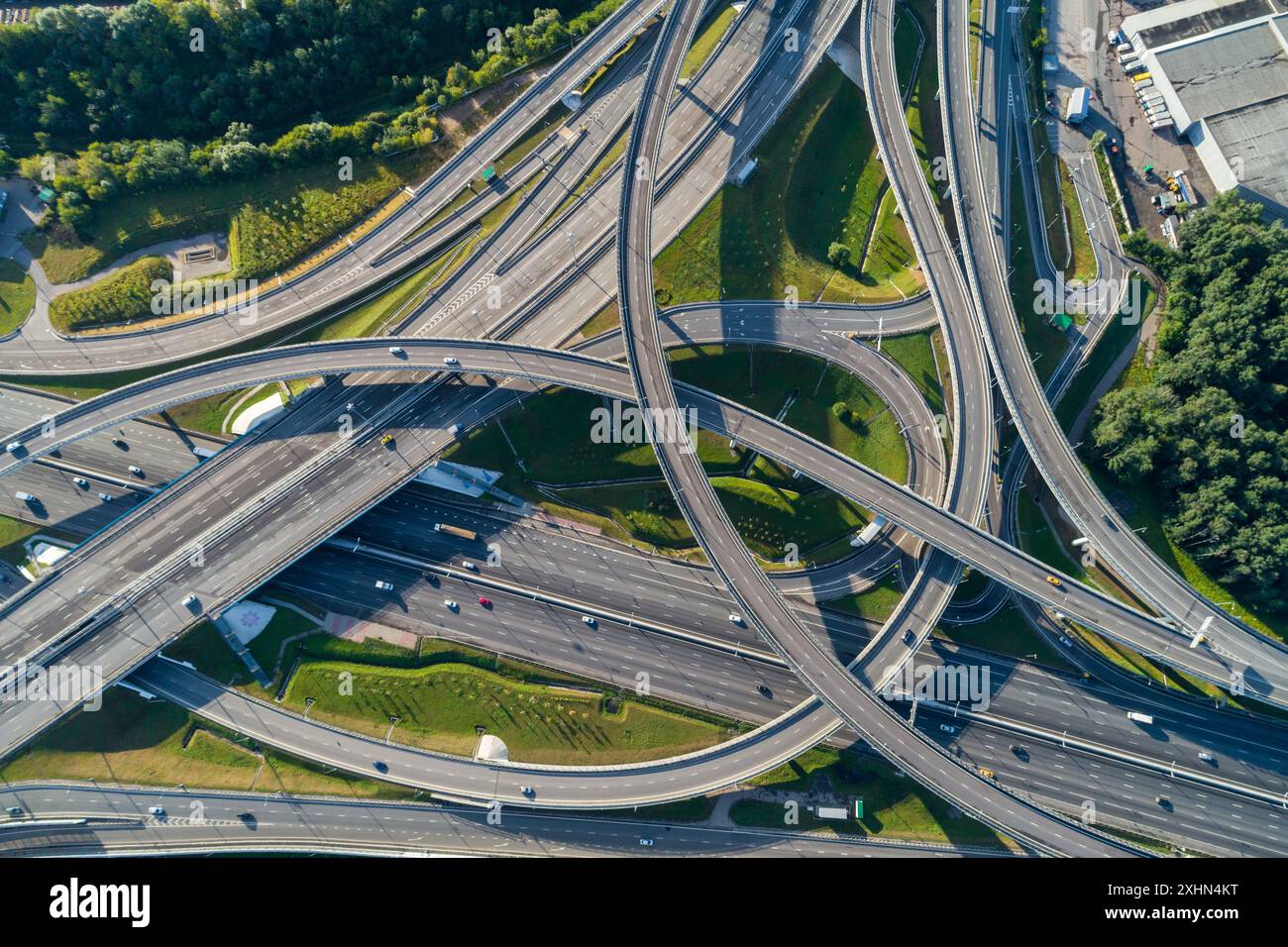 Incrocio complesso e traffico automobilistico. Ripresa verticale aerea. Foto Stock