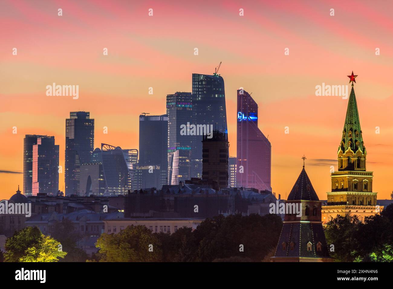 Centro affari di Mosca e Cremlino di Mosca al tramonto. Russia Foto Stock