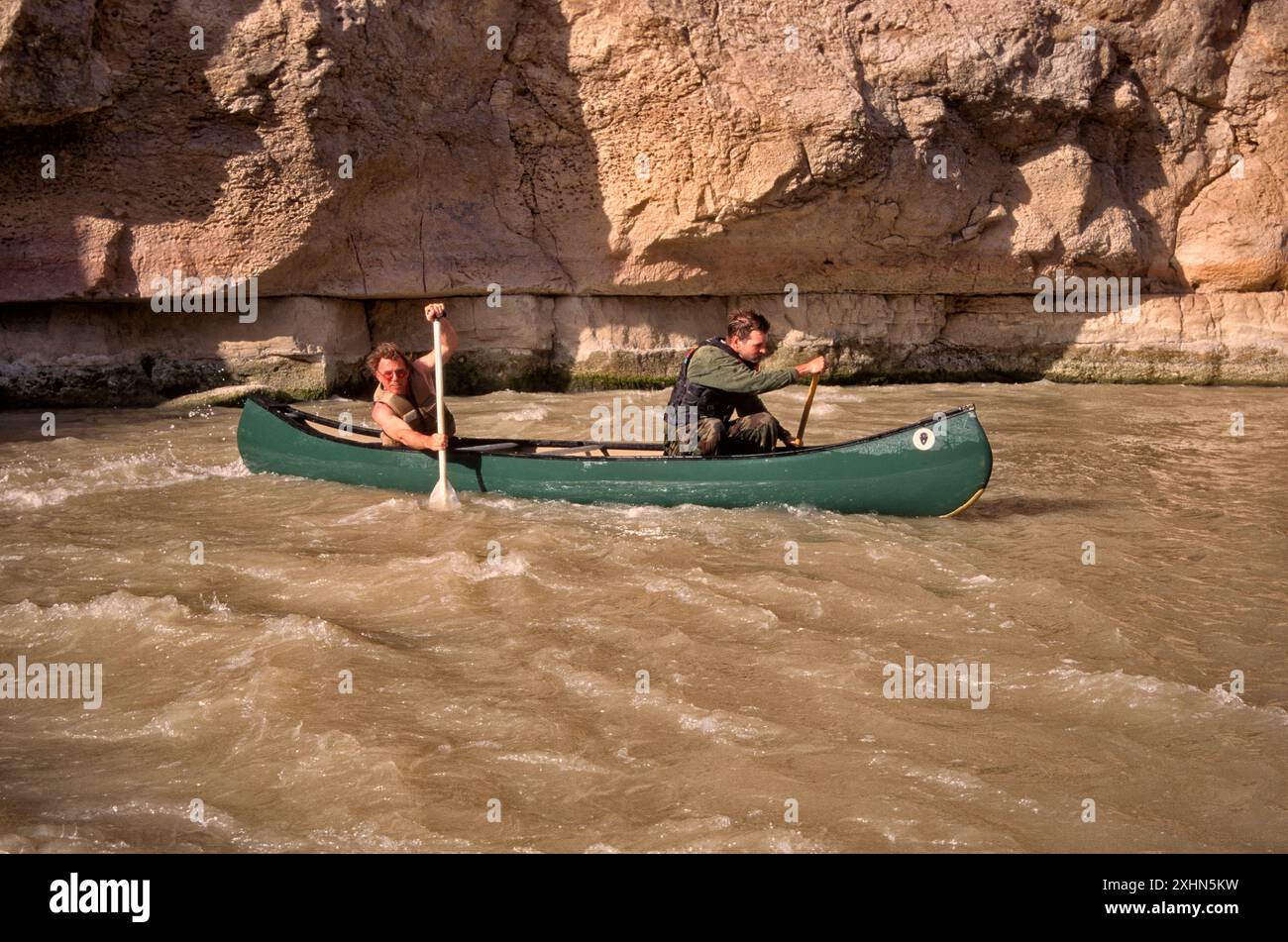 Canoa alle rapide del Bullis Canyon, i canyon inferiori del Rio grande, durante il loro viaggio lungo Rio grande, Texas, Stati Uniti Foto Stock