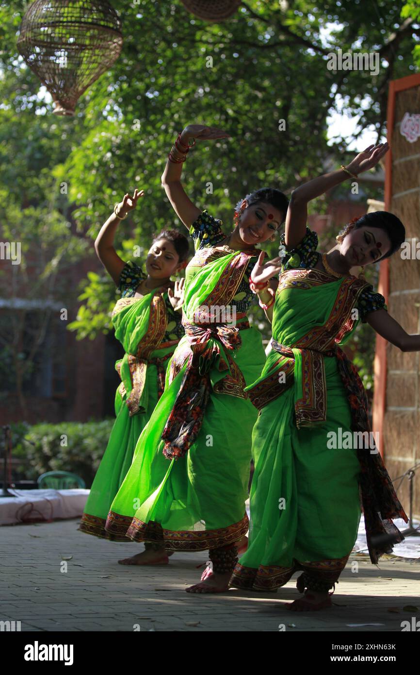 Un evento culturale si svolge presso la Facoltà di Belle Arti, sede dell'Università di Dacca a Nobanno (Bengali: নবান্ন, New Feast) è un cesto bengalese di raccolta Foto Stock