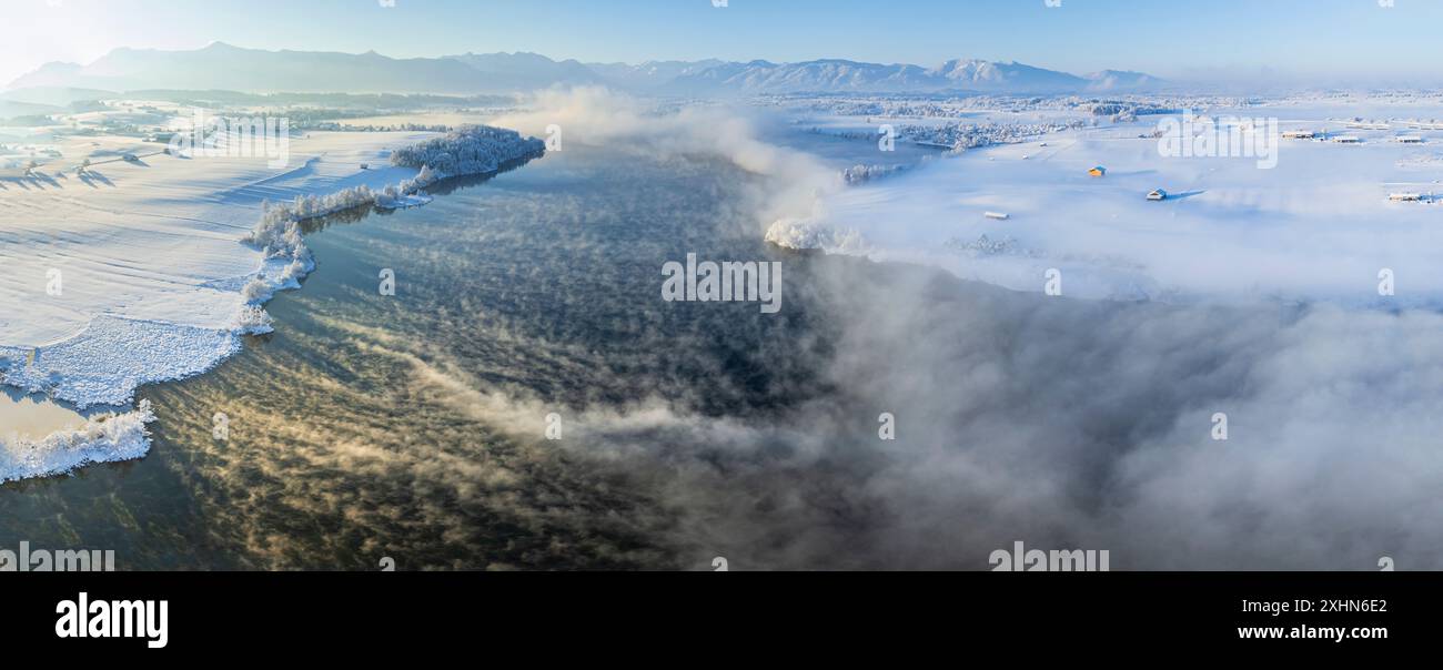 Vista aerea del lago ghiacciato di fronte alle montagne, soleggiato, invernale, lago Riegsee, Murnau, Baviera, Germania, Europa Foto Stock