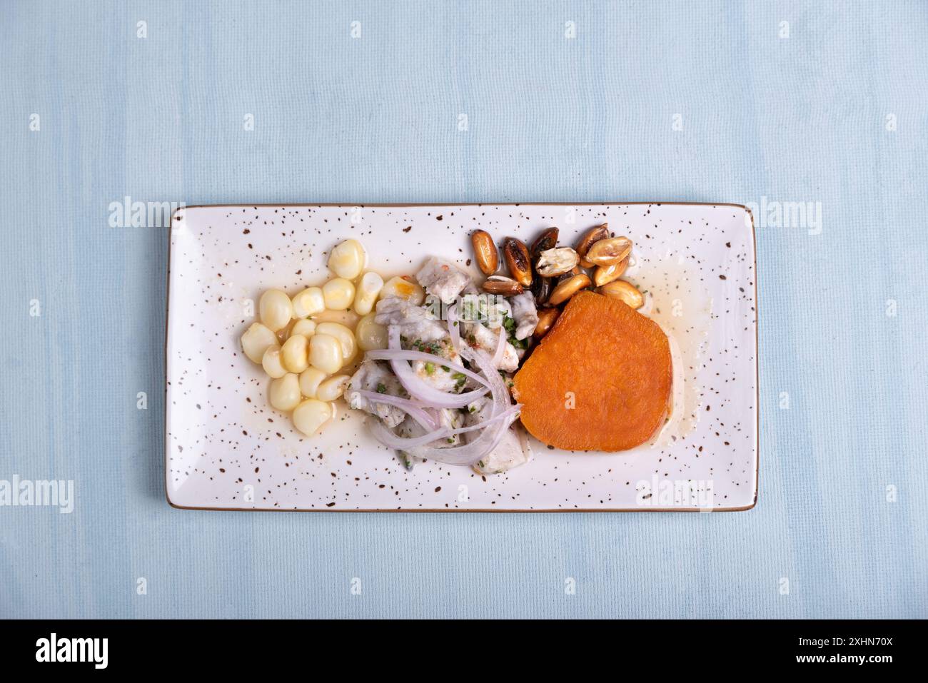 Vista dall'alto di un piatto rappresentativo della gastronomia peruviana. Foto Stock