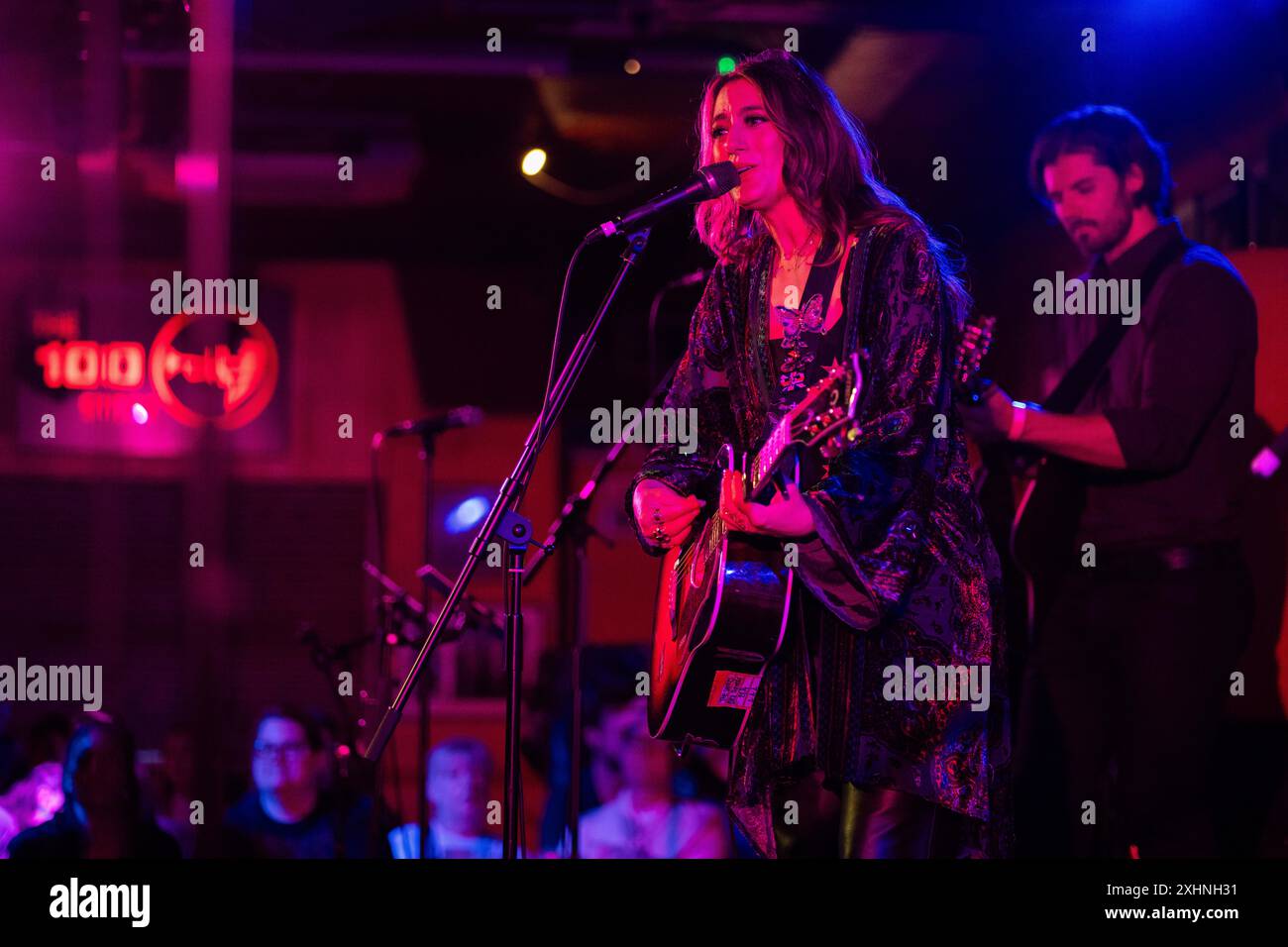 Londra, Regno Unito. 19 giugno 2024. Alyssa Bonagura si esibisce dal vivo durante il concerto. Sam Palladio, meglio conosciuto per il suo ruolo da protagonista nella serie televisiva Nashville, ha tenuto un concerto dal vivo presso l'iconico 100 Club di Londra per celebrare il lancio del suo nuovo singolo "nel frattempo a Londra". Sam è stato raggiunto sul palco da ospiti speciali, Chris Shiflett della band Foo Fighters che attualmente sono in tour per il mondo e Alyssa Bonagura che si è anche esibita come band di supporto. (Foto di Bonnie Britain/SOPA Images/Sipa USA) credito: SIPA USA/Alamy Live News Foto Stock