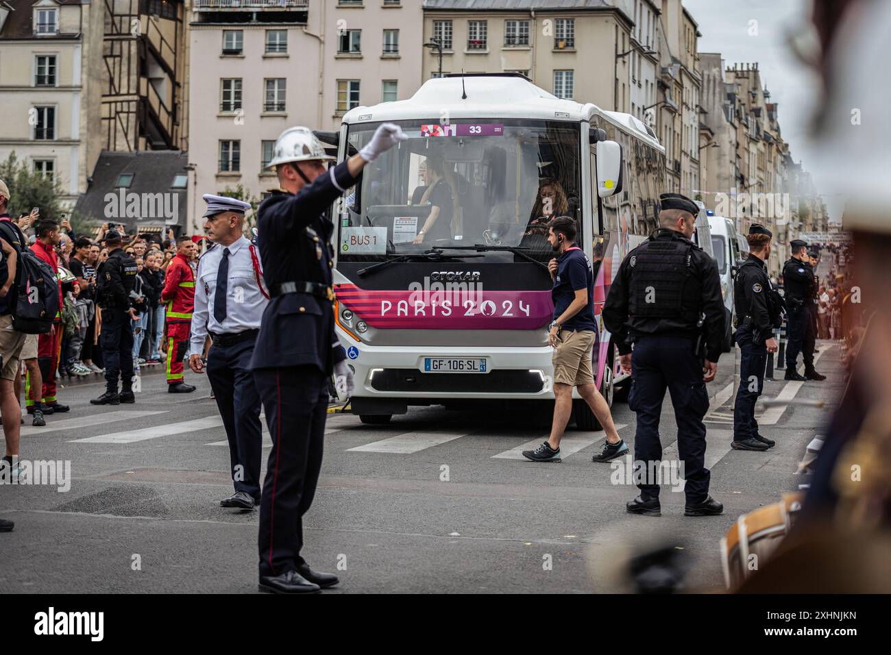 Parigi, Francia. 14 luglio 2024. Un autobus dell'entourage responsabile del passaggio della torcia olimpica passa vicino alla cattedrale di Notre-Dame. Il giorno delle feste della Bastiglia, Parigi ha ricevuto la fiamma olimpica. I primi due giorni del viaggio della fiamma olimpica a Parigi sono iniziati sugli Champs-Elysées, passando per luoghi emblematici della capitale francese come la cattedrale di Notre-Dame e terminando all'Hotel de Ville. Credito: SOPA Images Limited/Alamy Live News Foto Stock