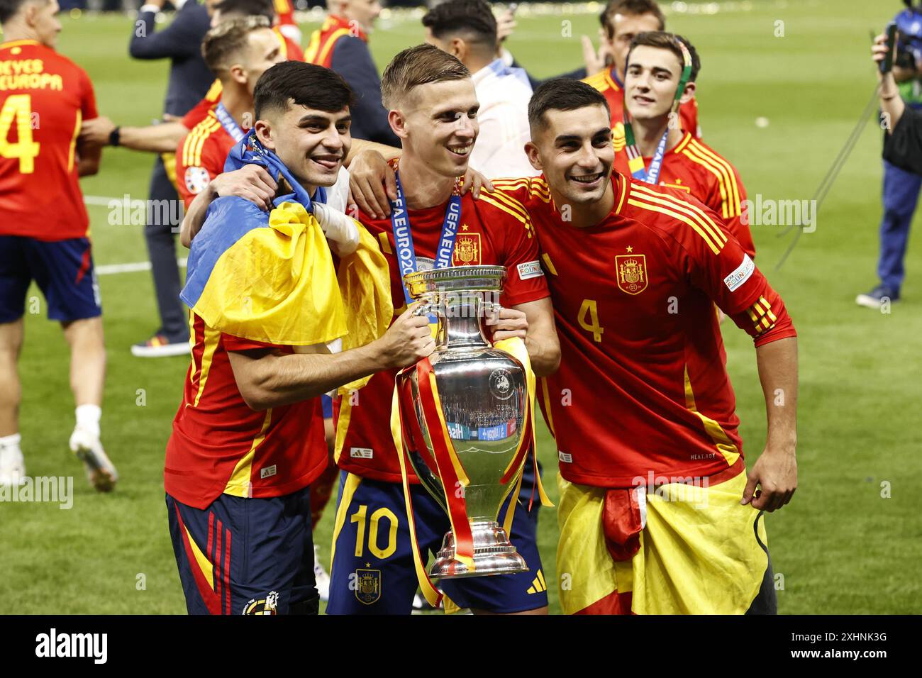 Berlino, Germania. 14 luglio 2024. Berlino, Germania. 14 luglio 2024. BERLINO - Dani Olmo di SpainHenri Delaunay trofeo, coupé Henri Delaunay durante la finale di UEFA EURO 2024 tra Spagna e Inghilterra all'Olympiastadion il 14 luglio 2024 a Berlino, Germania. ANP | Hollandse Hoogte | MAURICE VAN STEEN crediti: ANP/Alamy Live News crediti: ANP/Alamy Live News Foto Stock