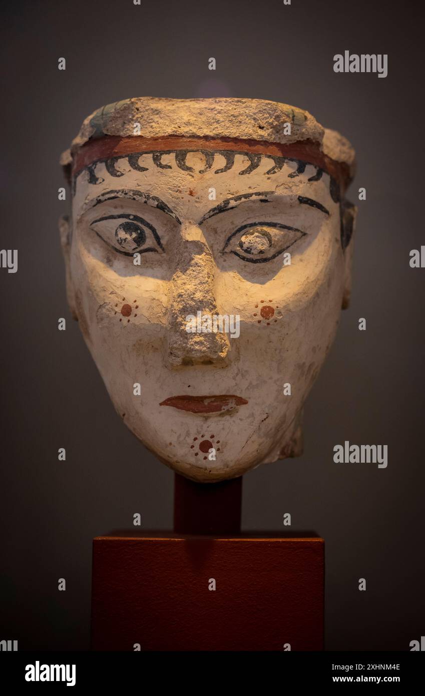 Una testa in gesso unica di una donna, uno dei pochissimi esempi di arte plastica micenea, XIII secolo a.C., Museo Archeologico Nazionale, Atene, Gree Foto Stock