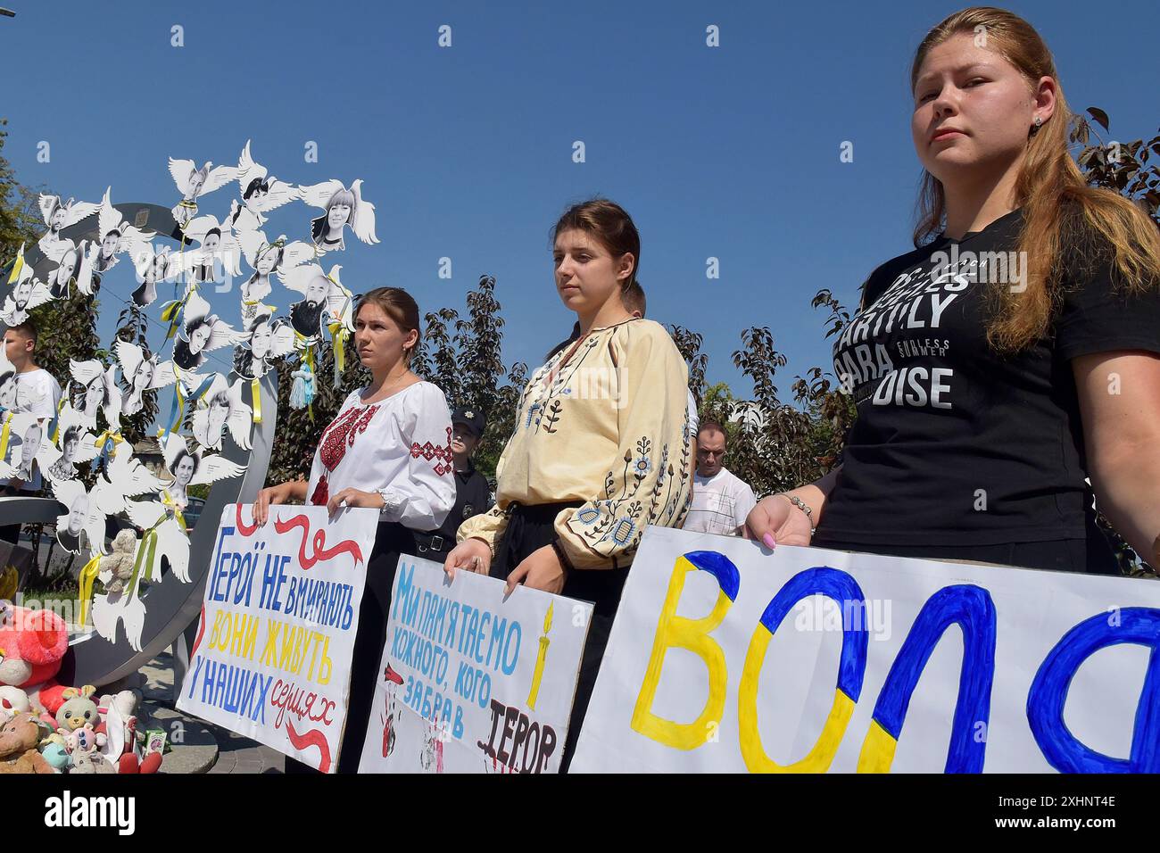 VINNYTSIA, UCRAINA - 12 LUGLIO 2024 - Un flash mob per commemorare le vittime dell'attacco missilistico russo al centro di Vinnytsia il 14 luglio 2022, al memoriale "To the Victims of Missile Attacks on Vinnytsia" in piazza Peremohy, Vinnytsia, Ucraina centro-occidentale. Ventinove persone, tra cui tre bambini, sono state uccise dall'attacco. Foto Stock
