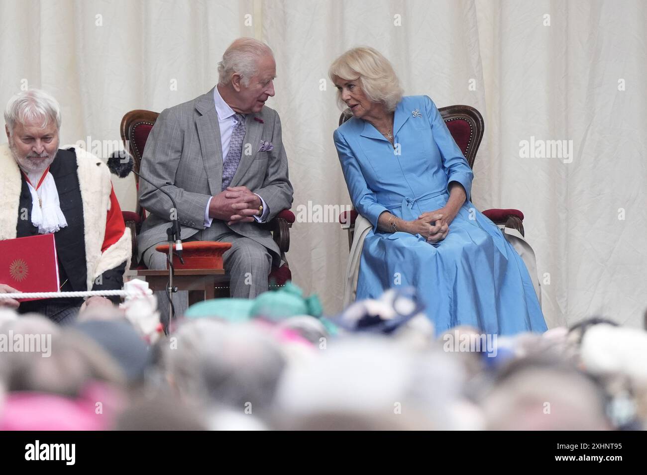 Re Carlo III e la regina Camilla a Royal Square a St Helier, Jersey, per una seduta speciale dell'Assemblea degli Stati e della Corte reale, durante la loro visita di due giorni alle Isole del Canale. Data foto: Lunedì 15 luglio 2024. Foto Stock