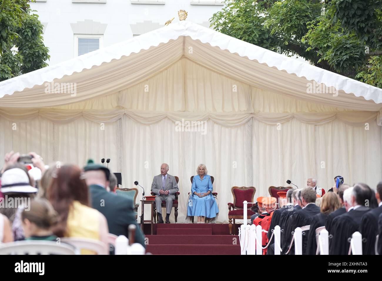 Re Carlo III e la regina Camilla a Royal Square a St Helier, Jersey, per una seduta speciale dell'Assemblea degli Stati e della Corte reale, durante la loro visita di due giorni alle Isole del Canale. Data foto: Lunedì 15 luglio 2024. Foto Stock