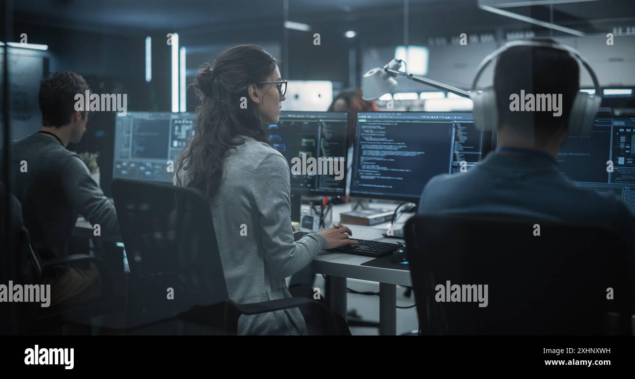 Team di diversi sviluppatori di software multietnici che lavorano su computer, programmazione di codice avanzato, gestione di progetti di intelligenza artificiale online per servizi cloud innovativi basati su Internet Foto Stock