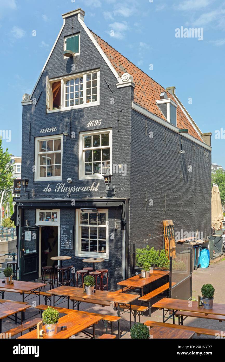 Amsterdam, Paesi Bassi - 16 maggio 2018: Cafe De Sluyswacht presso l'edificio storico Jodenbreestraat dal 1695 al Sunny Spring Day in City. Foto Stock