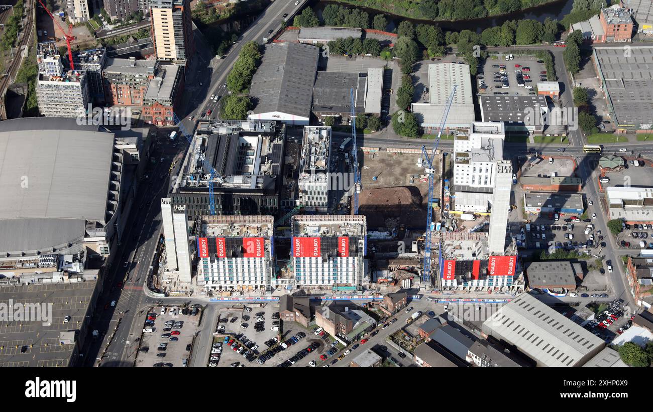 Vista aerea degli appartamenti Arden School of Theatre e Salboy Waterhouse Gardens in costruzione in Dutton Street, Cheetham Hill, Manchester Foto Stock