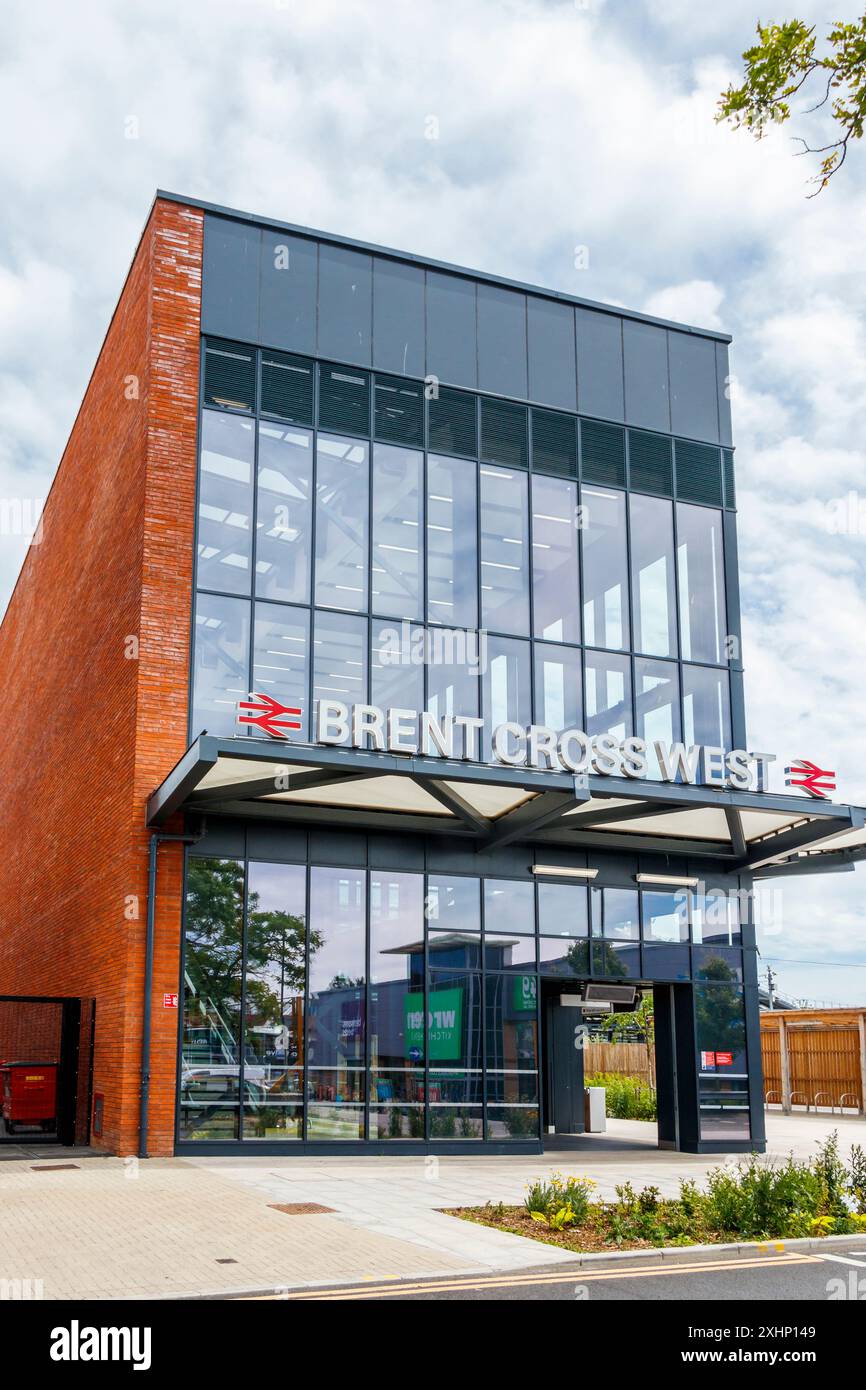 L'ingresso a Brent Cross West, una nuova stazione ferroviaria a Staples Corner Retail Park, North London, Regno Unito Foto Stock