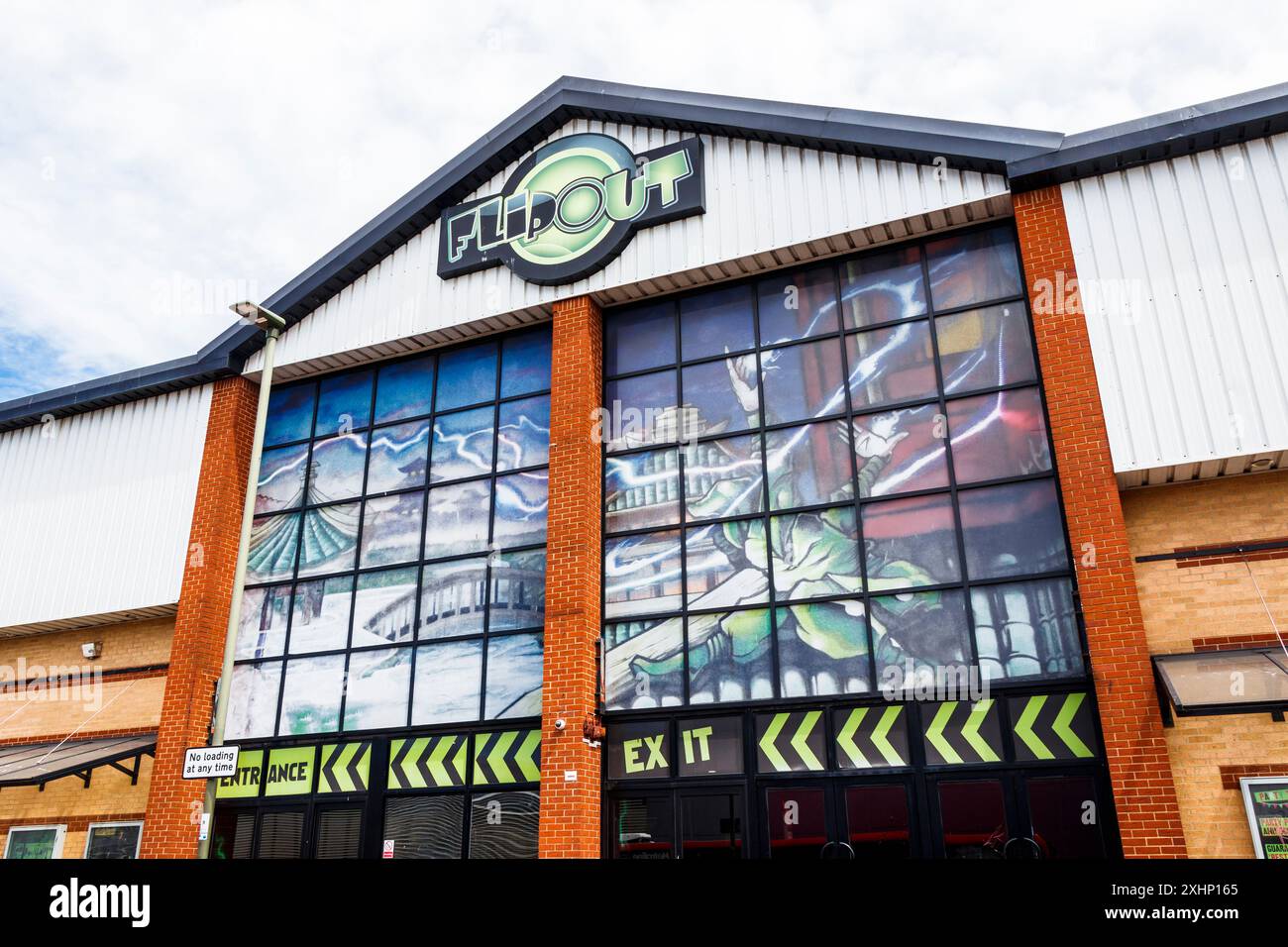 Flip Out, un trampolino al coperto e parco avventura presso lo Staples Corner Retail Park, North London, Regno Unito Foto Stock