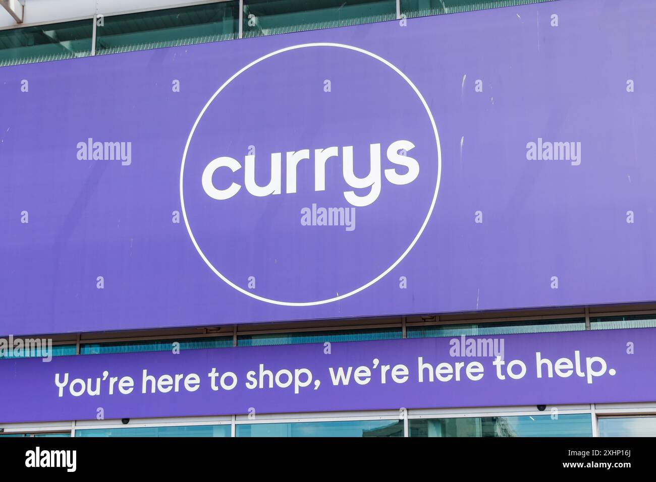Currys, un punto vendita al dettaglio che vende prodotti per la casa ed elettrici presso lo Staples Corner Retail Park, North London, Regno Unito Foto Stock