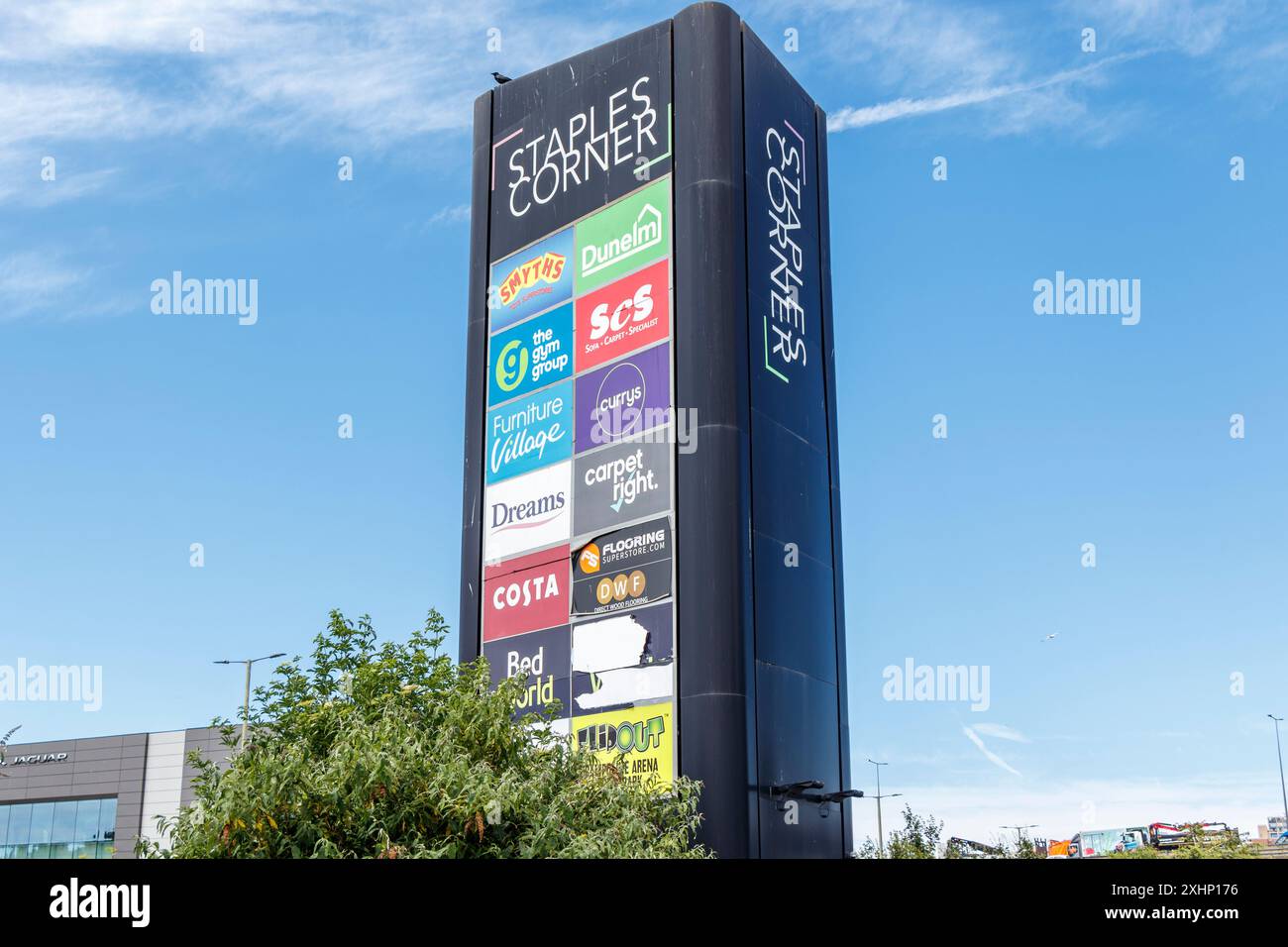 Una torre pubblicitaria che pubblicizza vari punti vendita al dettaglio presso lo Staples Corner Retail Park, North London, Regno Unito Foto Stock