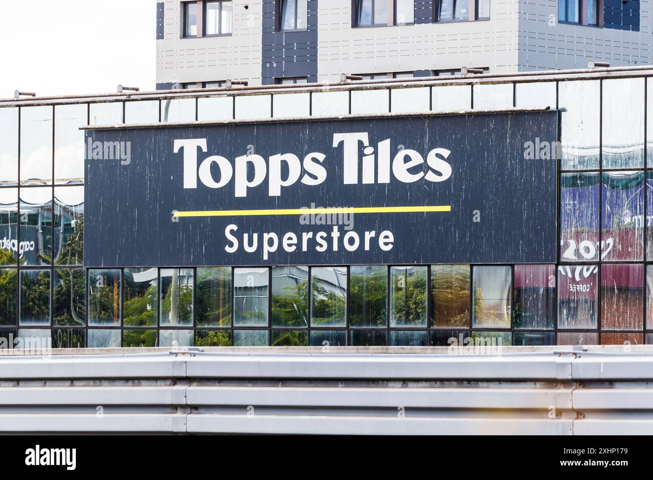 A Hoarding advertising Topps Tiles sul cavalcavia A5 a Staples Corner, North London, Regno Unito Foto Stock