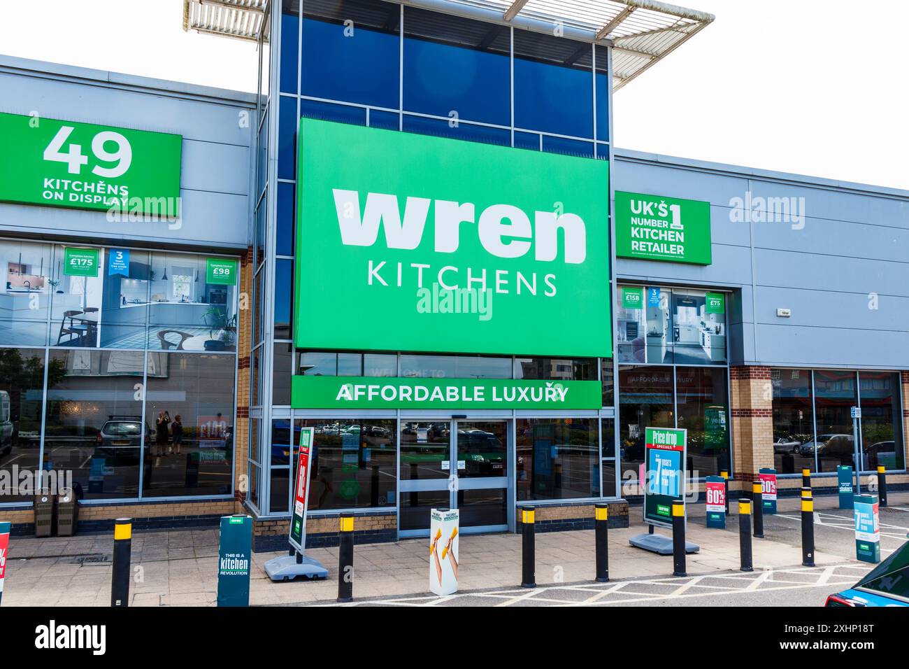Wren Kitchens, un punto vendita al dettaglio che vende prodotti da cucina presso lo Staples Corner Retail Park, Londra nord, Regno Unito Foto Stock