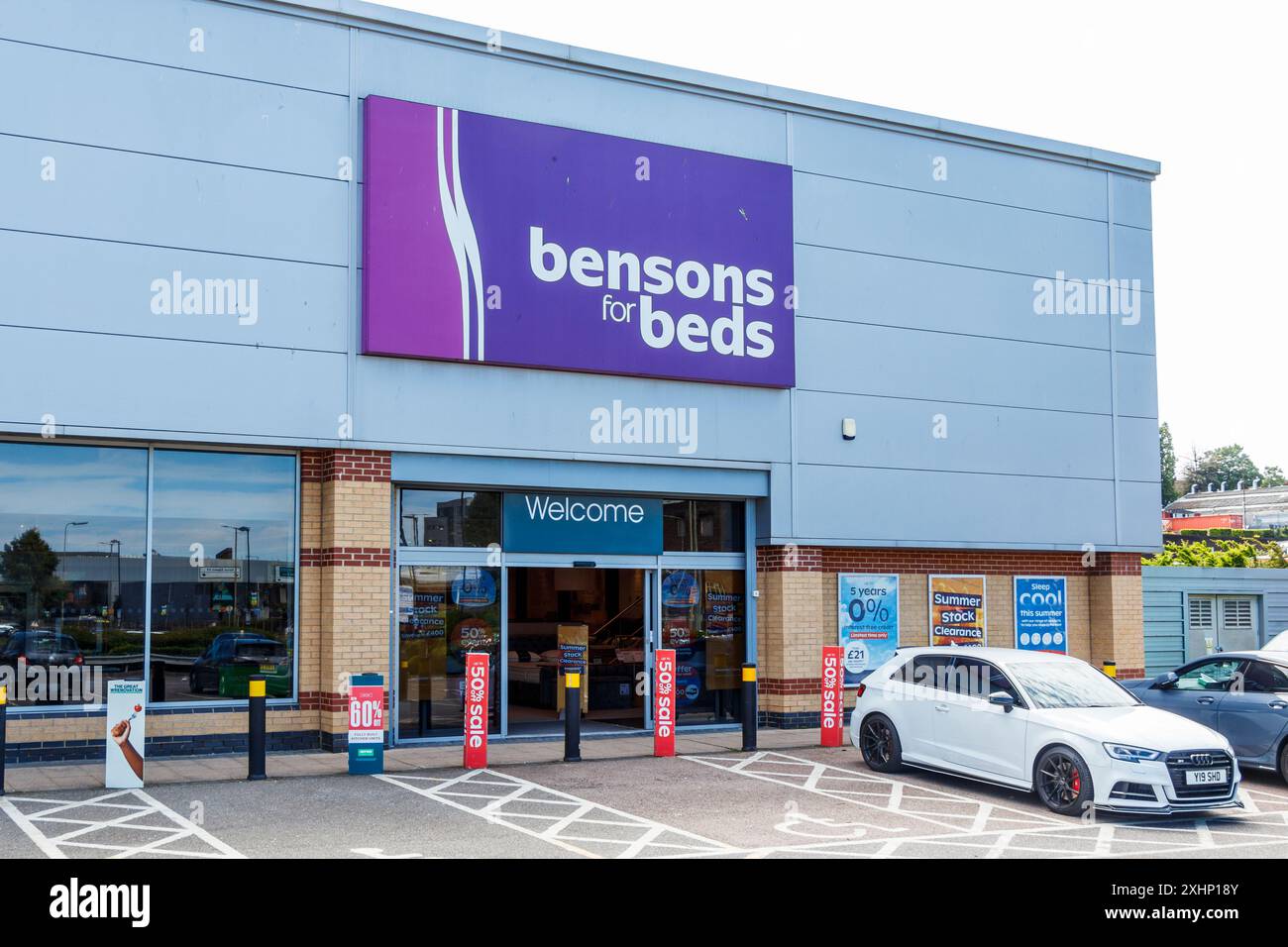 Bensons, un negozio al dettaglio che vende letti e biancheria da letto presso lo Staples Corner Retail Park, North London, Regno Unito Foto Stock