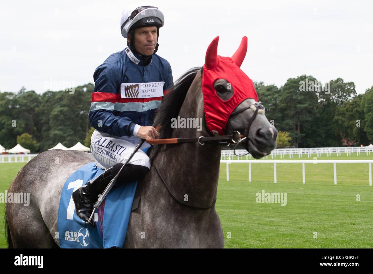 Ascot, Berkshire, Regno Unito. 13 luglio 2024. Horse Fair Wind (No 12) cavalcato dal fantino Pat Dobbs si dirige lungo la pista prima di vincere l'A1R Services Heritage handicap Stakes presso l'ippodromo di Ascot nel Berkshire al Summer Mile Family Raceday. Proprietario Kennet Valley Syndicates V, allenatore Owen Burrows, Lambourn, allevatore D R Botterill, Sponsor Offbeat Safaris Holdings Ltd Crediti: Maureen McLean/Alamy Foto Stock