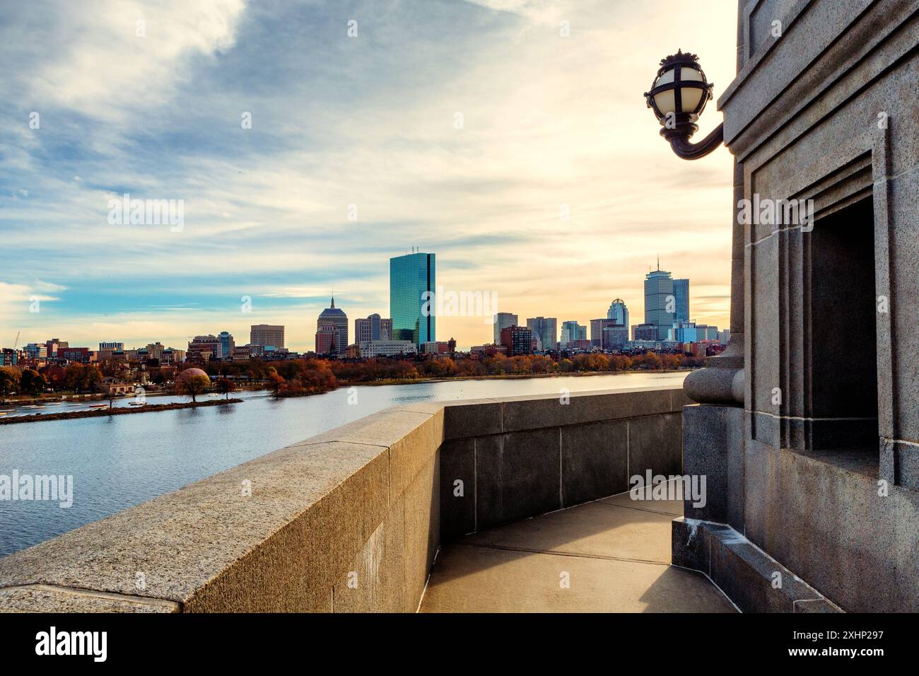 Vista dalla torre del Longfellow Bridge dello skyline di Boston sul fiume Charles. Charles River Esplanade lungo il bordo dell'acqua. Foto Stock