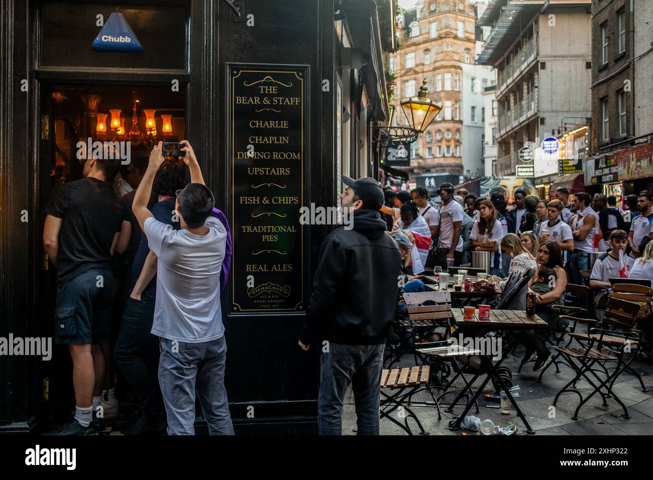 Londra, Regno Unito. 14 luglio 2024. I tifosi si fanno una pausa durante l'intervallo della finale dell'Euro di quest'anno. I tifosi inglesi si sono recati nei pub del centro di Londra per assistere alla finale dell'Euro contro la Spagna, che ha visto una sconfitta di 2-1 per l'Inghilterra. Credito: SOPA Images Limited/Alamy Live News Foto Stock