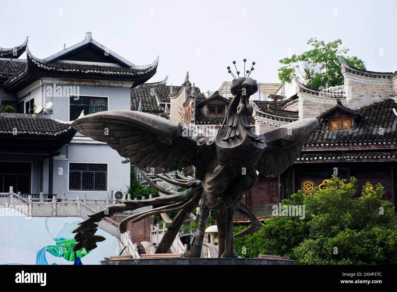 Architettura storica, statua immortale dell'uccello Phoenix o monumento storico Feng huang per i viaggiatori cinesi in perla visita allo Xiangxi Phoenix Ancie Foto Stock
