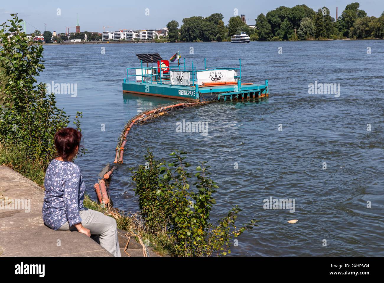 Trappola per rifiuti dell'organizzazione ambientale KRAKE (Koelner Rhein-Aufraeum-Kommando-Einheit) sulle rive del Reno a Riehl, Koeln, Germania. Cat Foto Stock