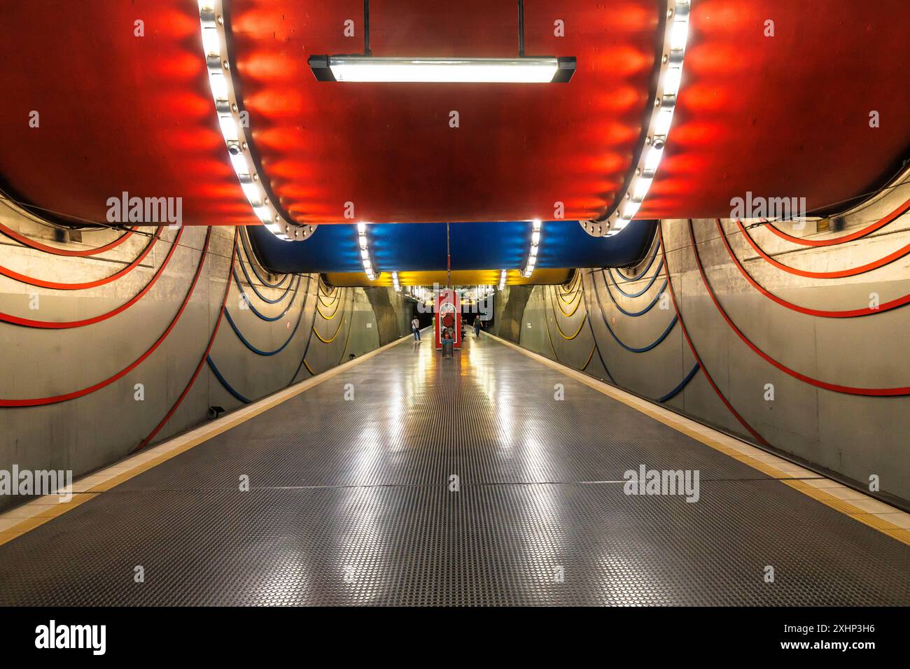 Stazione della metropolitana Rochusplatz, Colonia, Germania. Sul soffitto, tre grandi tubi di fognatura colorati provenienti dal collettore principale dell'acqua attraversano la stazione. ***MODIFICARE Foto Stock