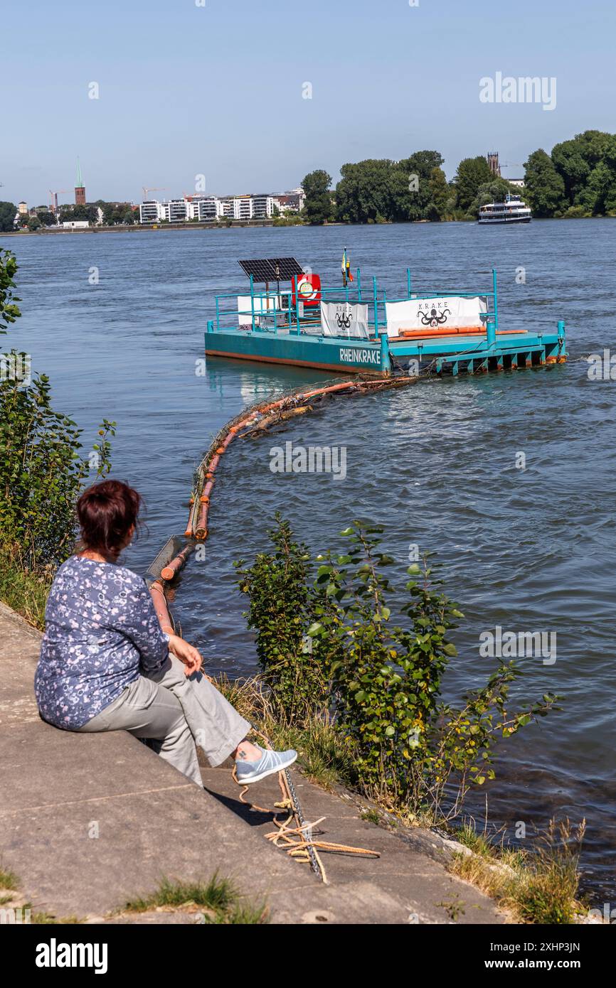 Trappola per rifiuti dell'organizzazione ambientale KRAKE (Koelner Rhein-Aufraeum-Kommando-Einheit) sulle rive del Reno a Riehl, Koeln, Germania. Cat Foto Stock