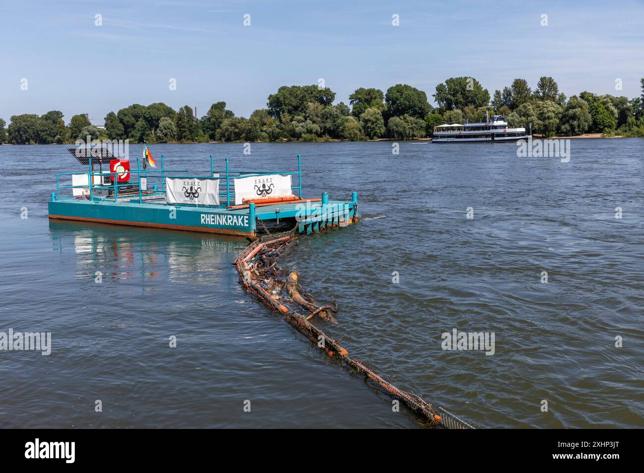 Trappola per rifiuti dell'organizzazione ambientale KRAKE (Koelner Rhein-Aufraeum-Kommando-Einheit) sulle rive del Reno a Riehl, Koeln, Germania. Cat Foto Stock