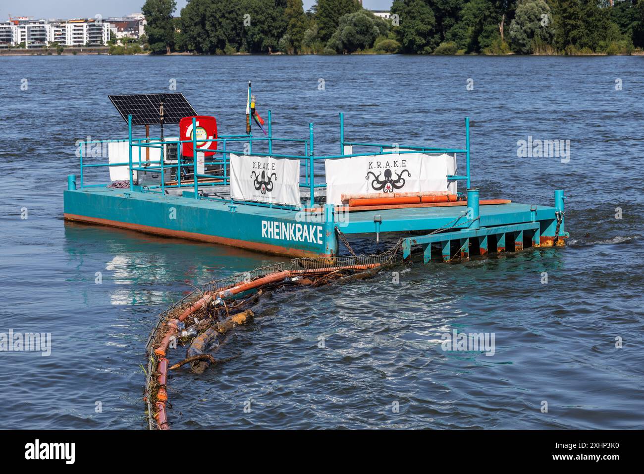Trappola per rifiuti dell'organizzazione ambientale KRAKE (Koelner Rhein-Aufraeum-Kommando-Einheit) sulle rive del Reno a Riehl, Koeln, Germania. Cat Foto Stock
