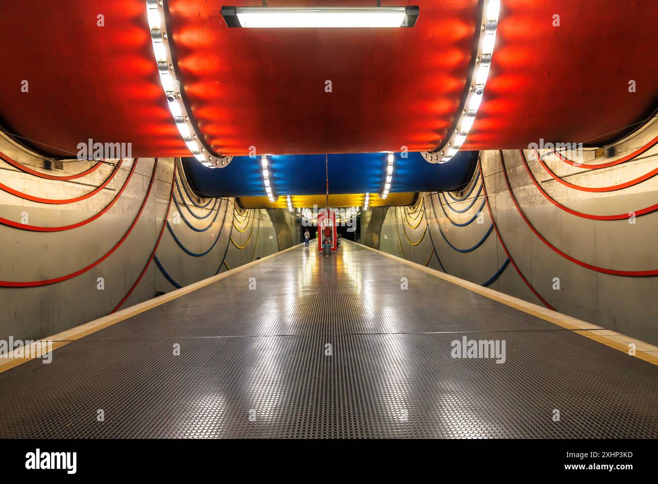 Stazione della metropolitana Rochusplatz, Colonia, Germania. Sul soffitto, tre grandi tubi di fognatura colorati provenienti dal collettore principale dell'acqua attraversano la stazione. ***MODIFICARE Foto Stock