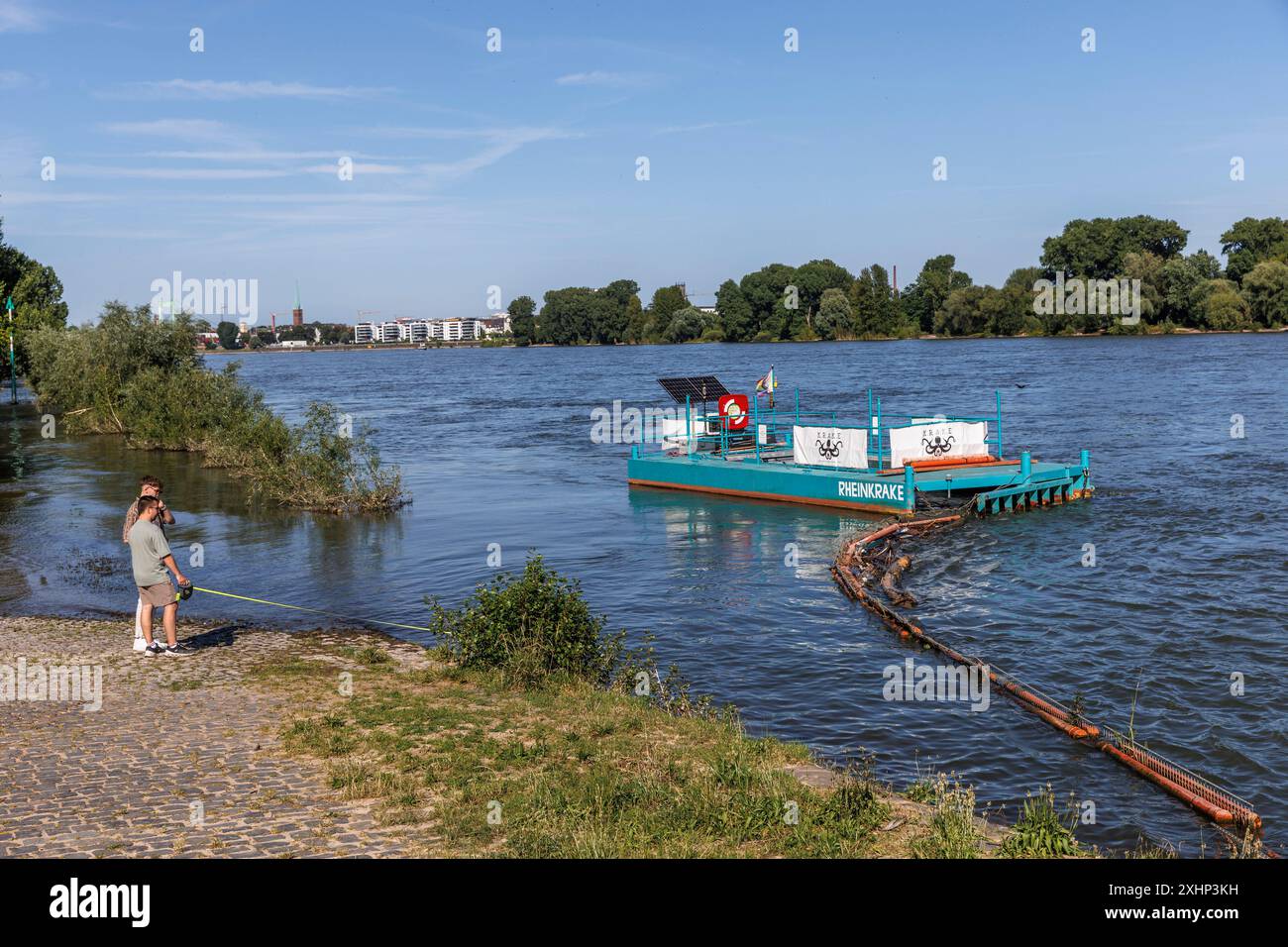 Trappola per rifiuti dell'organizzazione ambientale KRAKE (Koelner Rhein-Aufraeum-Kommando-Einheit) sulle rive del Reno a Riehl, Koeln, Germania. Cat Foto Stock