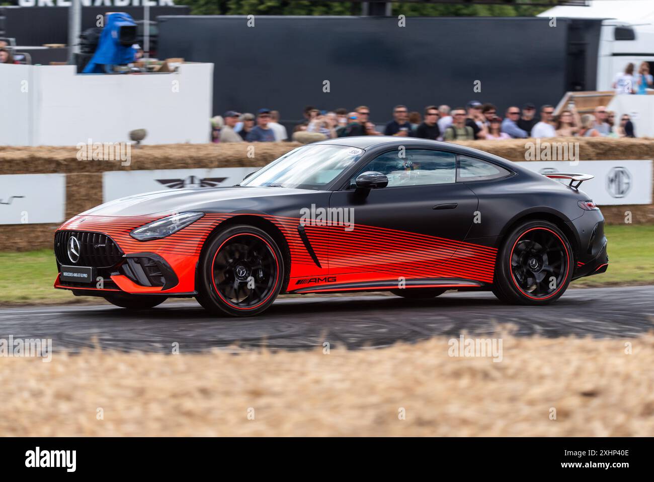 Mercedes-AMG GT 63 S Pro salendo la pista di arrampicata in salita all'evento Motorsport Goodwood Festival of Speed 2024 nel West Sussex, Regno Unito Foto Stock