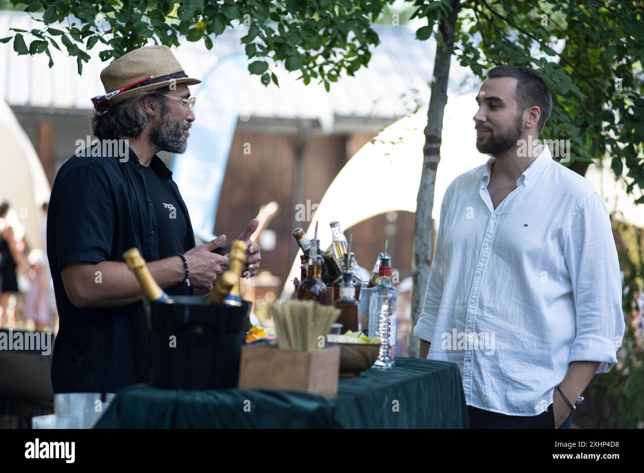 Il barman all'aperto offre cocktail Foto Stock