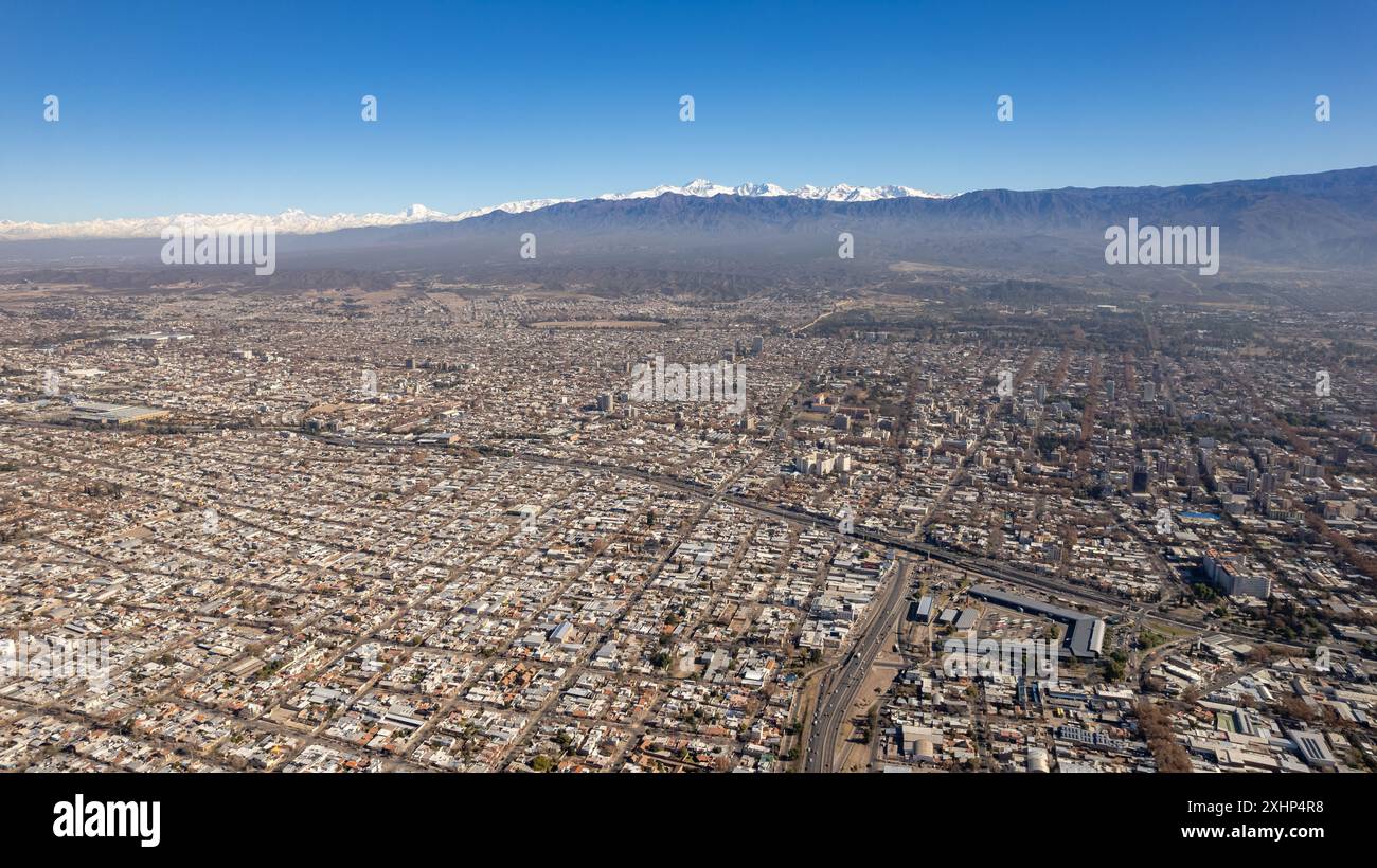 Vista aerea della città di Mendoza, con le montagne innevate delle Ande sullo sfondo. Argentina Foto Stock