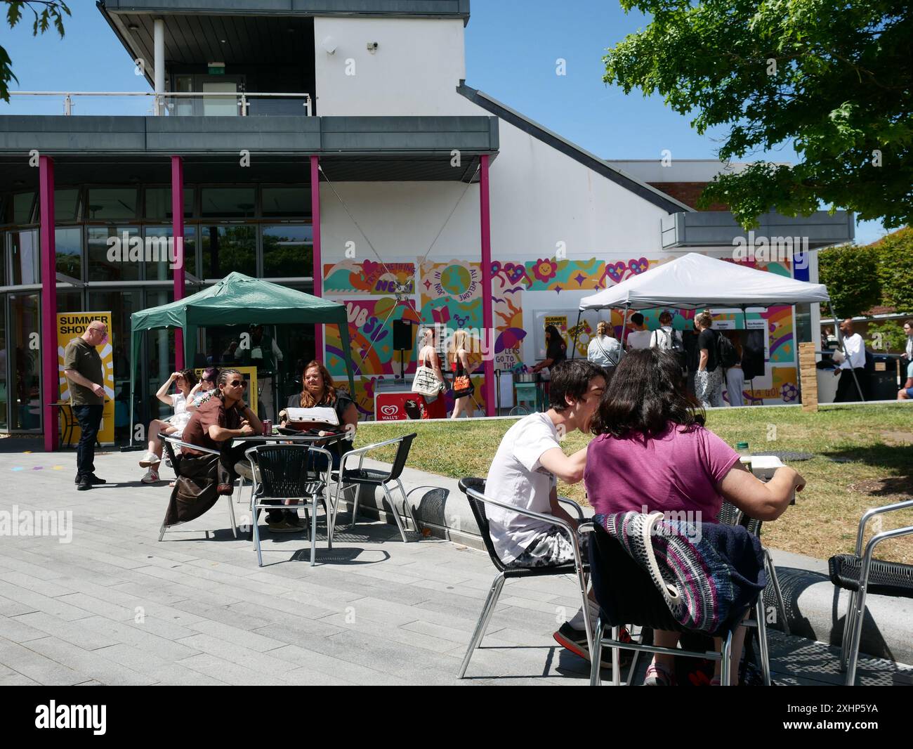 I potenziali studenti e genitori visitano l'Arts University Bournemouth AUB campus Open Day, Bournemouth, Dorset, Regno Unito Foto Stock