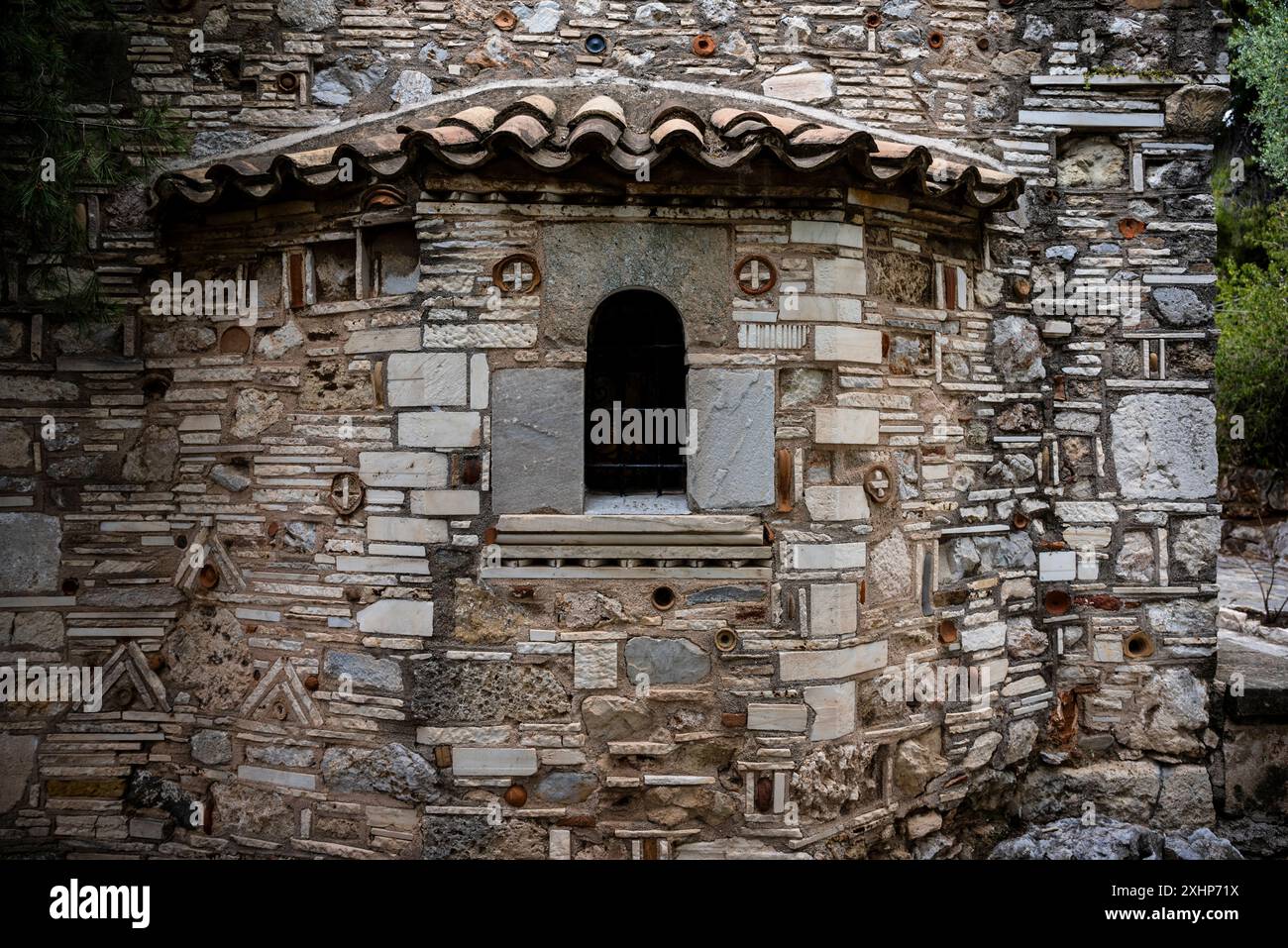 Chiesa di Agios Dimitrios Loumbardiaris, una delle più antiche chiese greco-ortodosse, ai piedi di Philopappos Hil, Atene, Grecia Foto Stock
