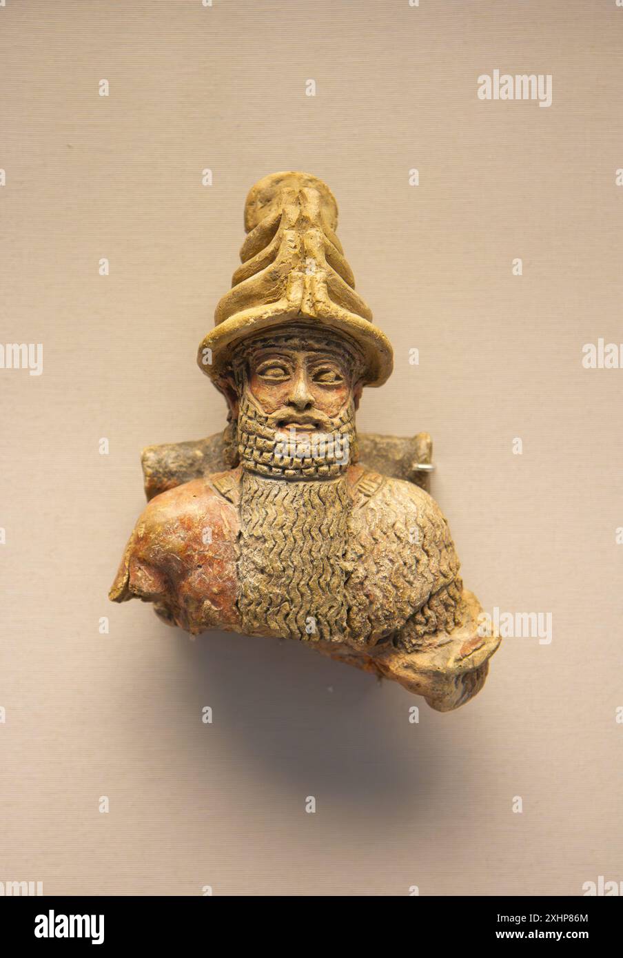 Statua dipinta di argilla a fuoco di un dio seduto. British Museum, Londra, Inghilterra. Foto Stock