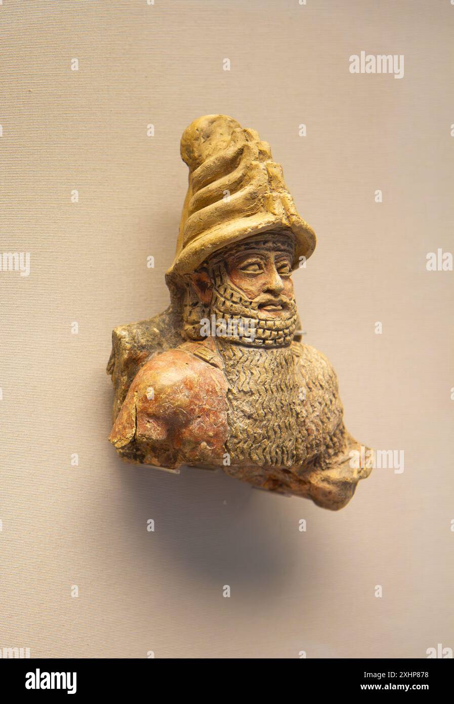 Statua dipinta di argilla a fuoco di un dio seduto. British Museum, Londra, Inghilterra. Foto Stock