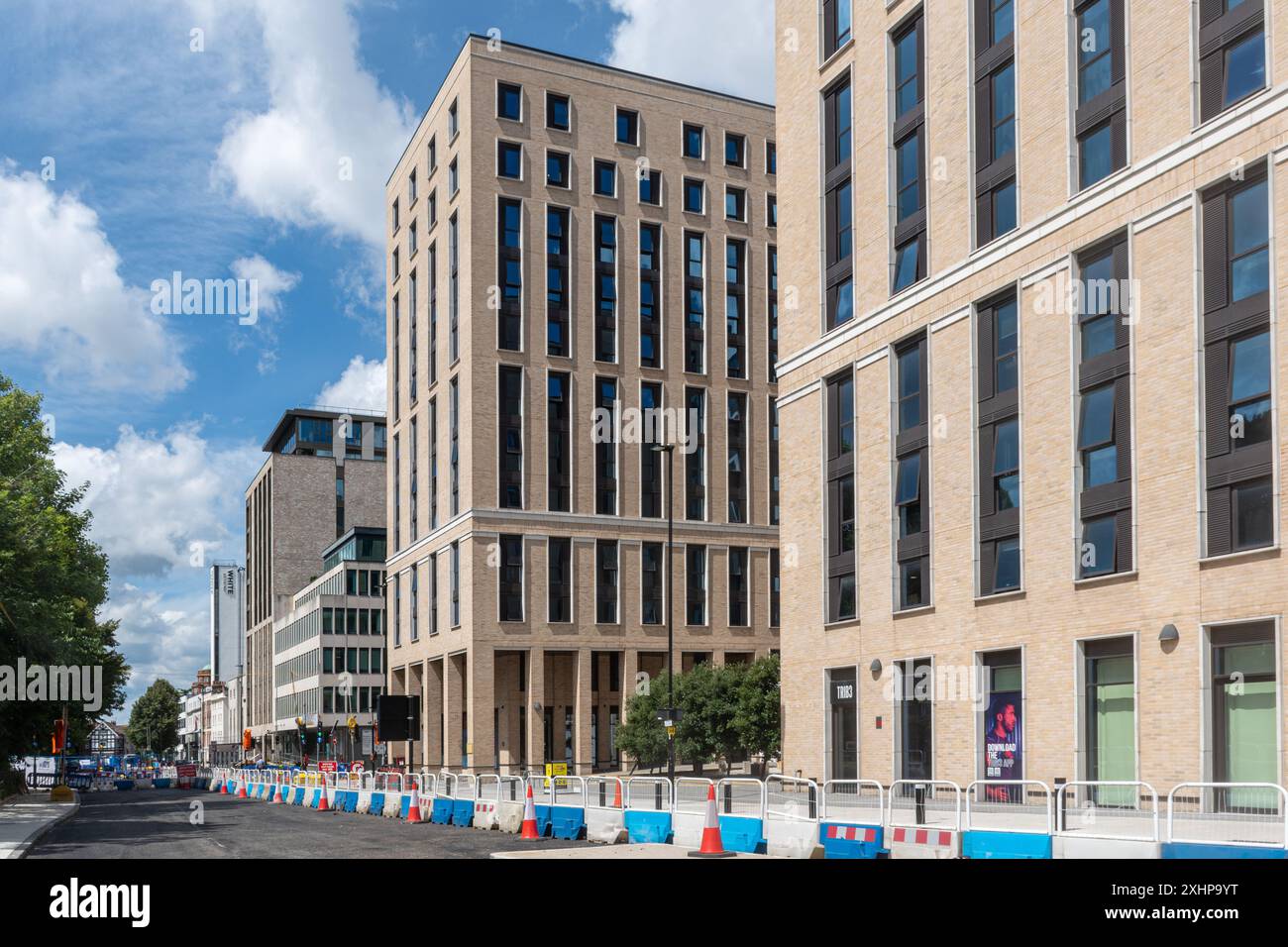 Vista sulla strada di Cumberland Place nel centro di Southampton, con lavori stradali e residenze studentesche di Southampton Crossings Foto Stock