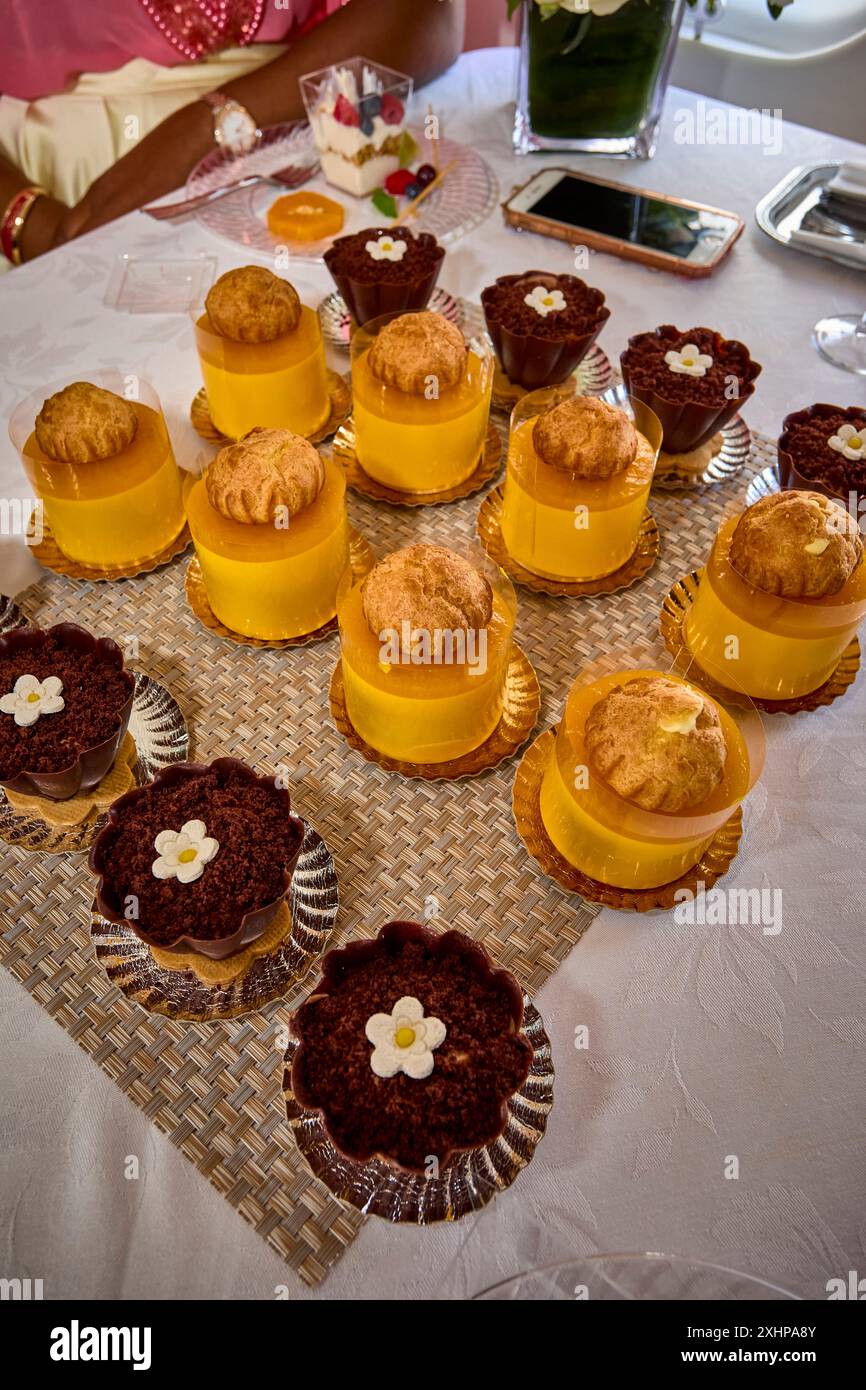 Dolci in una cabina jet privata come parte di una festa. Foto Stock