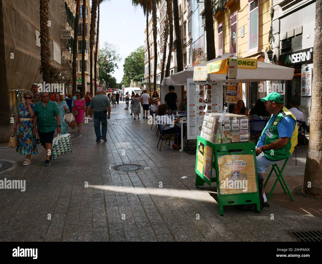 Venditore di biglietti della lotteria all'angolo della strada, Malaga, Andalusia, Spagna Foto Stock