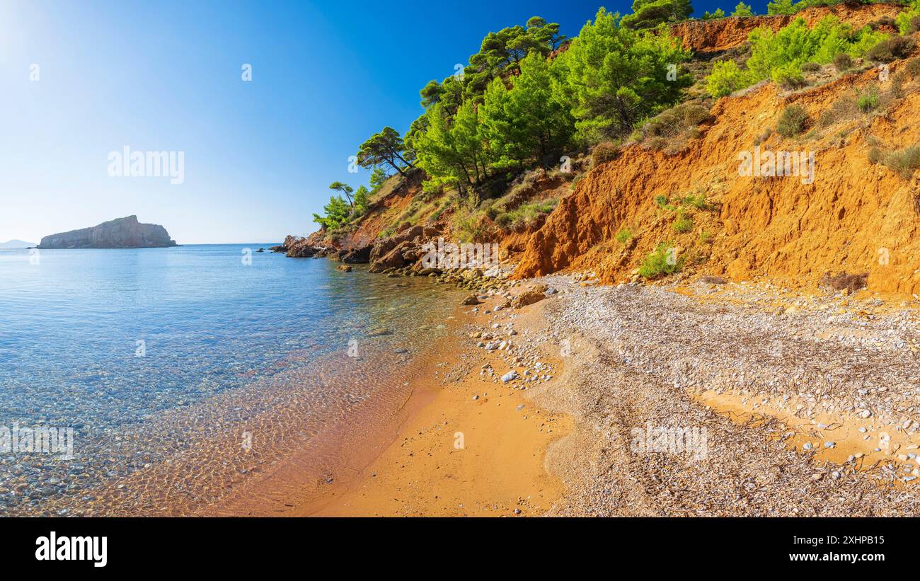 Grecia, arcipelago delle Sporadi, isola di Alonissos, spiaggia di Kokinokastro e le sue scogliere rosse Foto Stock