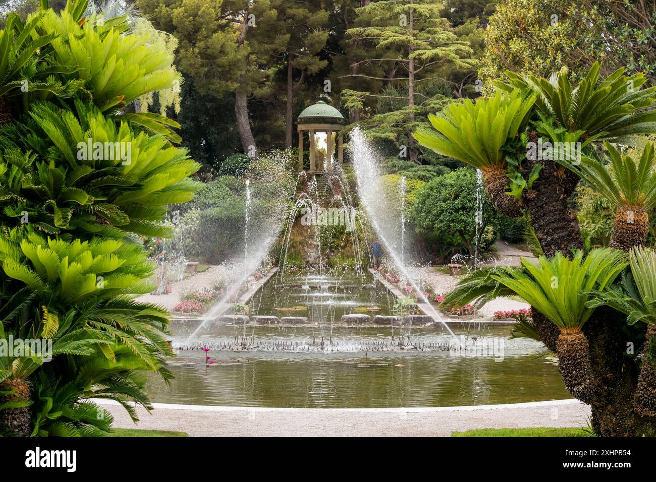 Francia, Alpes-Maritimes, Saint Jean Cap Ferrat, Villa e Giardini Ephrussi de Rothschild, il grande bacino con giochi d'acqua dominato dal tempio di Foto Stock
