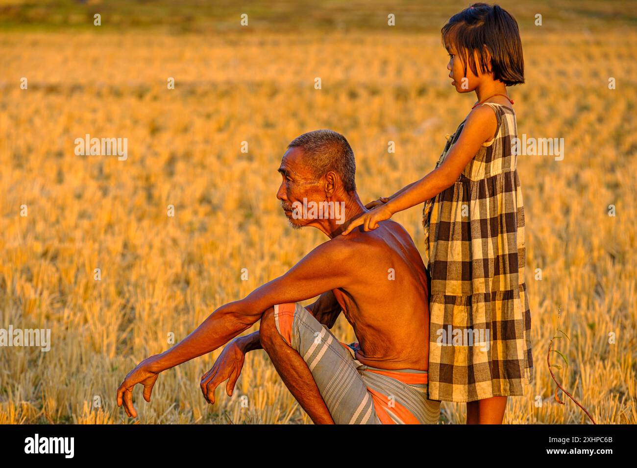 Myanmar, Birmania, stato di Karen o Kayin, hPa An, M. U Taung Shwe, pastore con i suoi figli Foto Stock