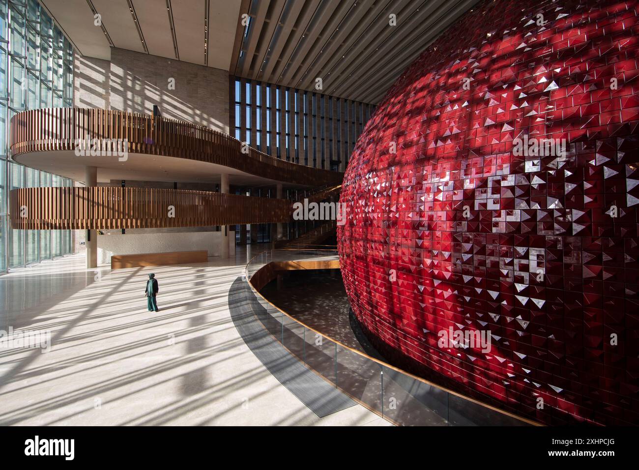 Turchia, Istanbul, Beyoglu, Piazza Taksin, centro culturale Ataturk, donna in abbigliamento islamico di fronte al teatro dell'opera a forma di sfera con un design realizzato Foto Stock