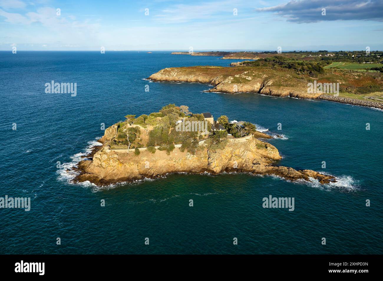 Francia, Ille-et-Vilaine (35), Côte d'Emeraude, dintorni di Cancale, Saint-Coulomb, Anse du Guesclin e Fort du Guesclin costruito su un isolotto, Guescl Foto Stock