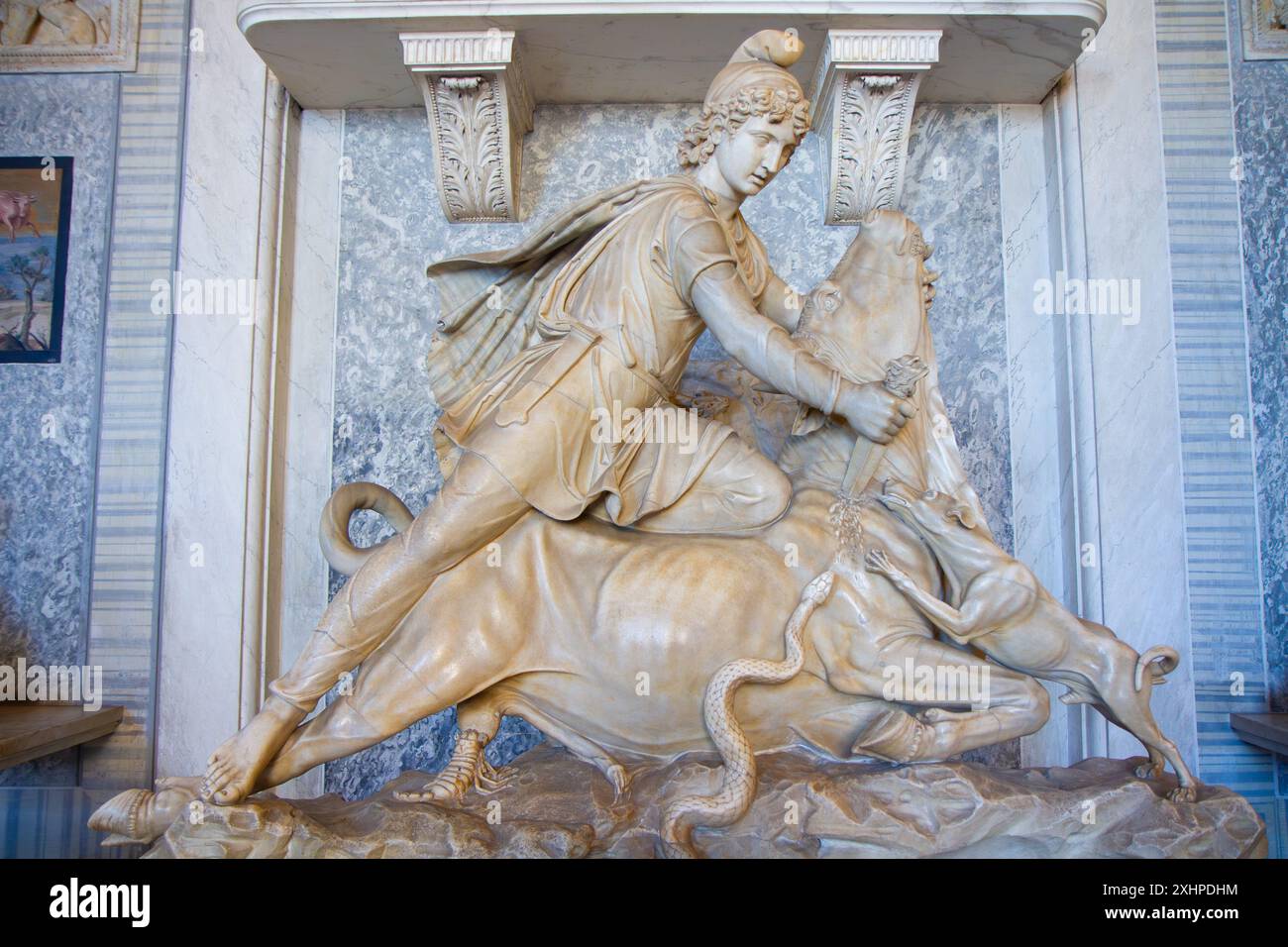 Statua in marmo bianco di Mitra che uccide il toro. - Tauroctonia. Musei Vaticani, città del Vaticano, Roma, Italia. Foto Stock